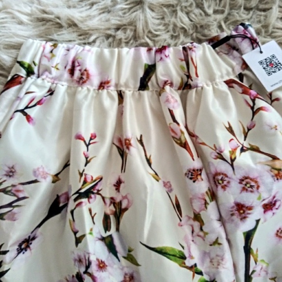 White satin skirt with cherry blossom print - Picture 6 of 7
